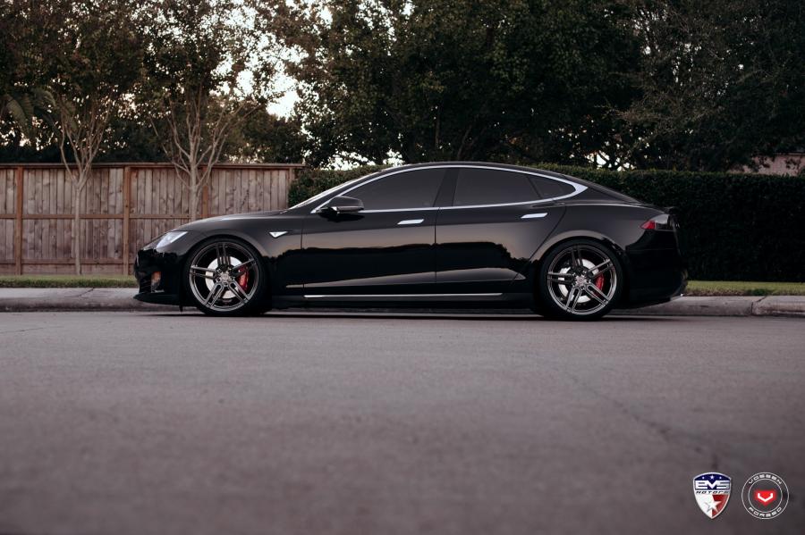  Tesla Model S on Vossen Wheels (HC-1) 2016 года  (фото 11 из 23)